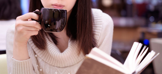 カフェ(読書女子).jpg