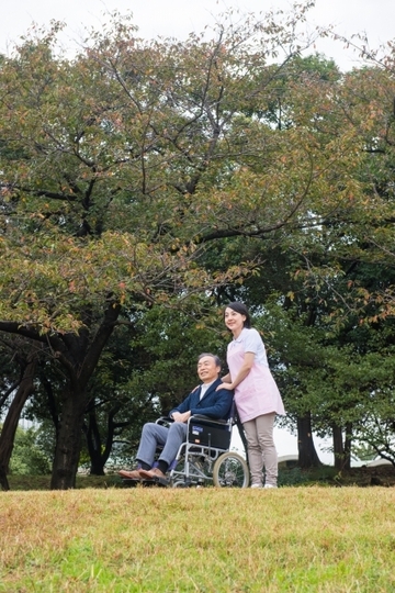 女性と車いす.jpg
