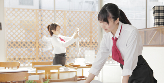女性スタッフ(カフェ).jpg